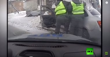 فيديو.. سائق مخمور يجر شرطياً حاول إيقافه أثناء القيادة بأسبانيا