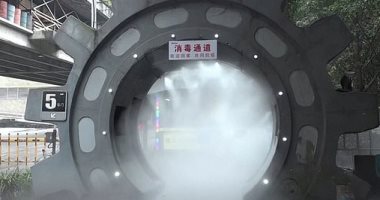 بناء نفق معقم يرش الموظفين بالمطهرات لمحاربة فيروس كورونا في الصين