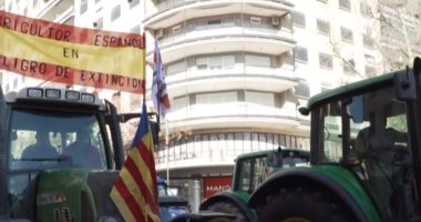 "مظاهرة بالجرارات".. مزارعو فالنسيا يحتجون بإغلاق الطرق في أسبانيا (فيديو)