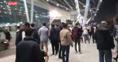 فيديو.. الجماهير تتوافد على مطار القاهرة لاستقبال بعثة الزمالك
