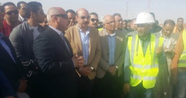 وزير النقل يستهل جولته فى أسوان بتفقد مشروع محور بديل الخزان.. صور