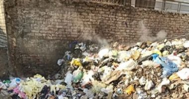 أهالى عمرو بن الخطاب بمدينة السلام يطالبون من ازالة القمامة التى تحوط بمنازلهم