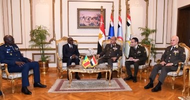 وزير الدفاع يلتقى وزير القوات المسلحة بجمهورية السنغال لبحث التعاون العسكرى