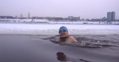 شاهد.. روسية في الـ83 من عمرها تفوز ببطولة العالم فى السباحة الشتوية