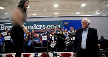 صور..فتيات عاريات الصدر تهاجم السيناتور ساندرز مرشح الانتخابات الأمريكية