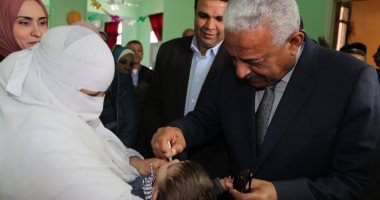 محافظ السويس يطعم طفل بحملة مرض شلل الأطفال..والاسكندرية تطعم 44%(صور)