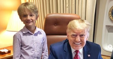 دونالد ترامب مع حفيده على الطائرة الرئاسية.. صور