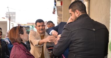 صور.. الفرق المتحركة تجوب شوارع ومنازل بقرى الإسكندرية لتطعيم الأطفال