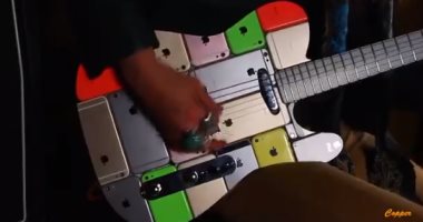 شاب يصنع جيتارًا جديدًا من هواتف "آيفون" بعد كسرها.. فيديو