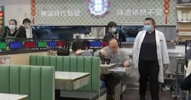 "كأنك فى مستشفى".. كيف تغيرت المطاعم بالصين فى زمن فيروس كورونا.. فيديو
