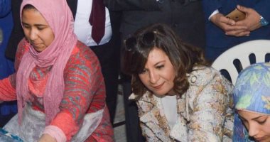 وزيرة الهجرة تشيد بسيدات قرية الفرستق: عمل جماعى جميل فى صناعة الفخار