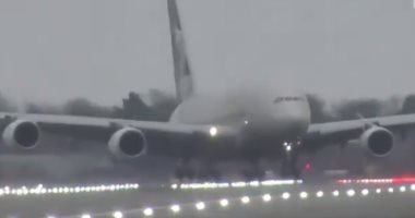 طائرة تصارع الرياح القوية للهبوط فى مطار هيثرو بلندن.. فيديو