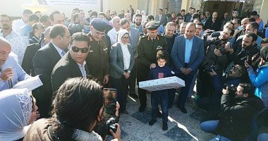 صور.. وزيرة الصحة توزع هدايا على أطفال المصريين العائدين من الصين