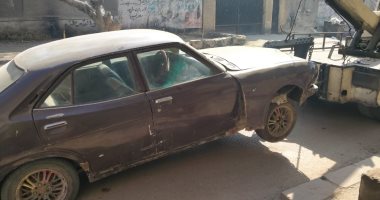 صور.. أحياء العاصمة تنفذ حملات لرفع السيارات المتهالكة بالشوارع