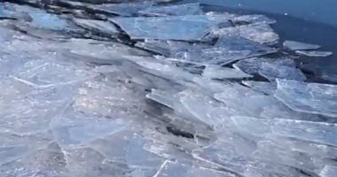 لحظة تصادم الجليد بعد ذوبانه على شواطئ ولاية مينيسوتا الأمريكية.. فيديو