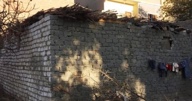 سيبها علينا.. أسرة بسوهاج تطالب بإعادة بناء منزلهم لحمايتهم من البرد.. صور