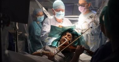 إندبندنت: فيديو لمريضة تعزف على الكمان أثناء إجرائها جراحة بالمخ