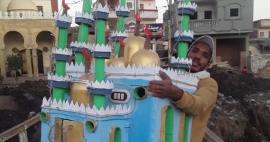 بيوت الرحمن.. شاب يبدع فى صناعة مجسمات للمساجد 