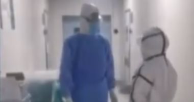 الأحضان ممنوعة..لقاء مؤثر بين ممرضة صينية وزوجها تقابلا صدفة فى مستشفى..فيديو