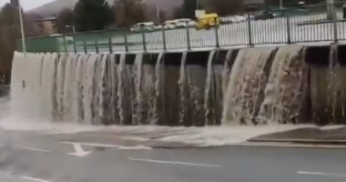 العاصفة دينيس تحول موقف سيارات بريطانى إلى شلال من الفيضانات.. فيديو