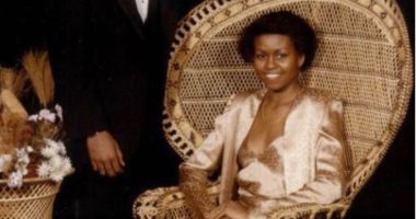 بفستان وردى منقط منذ 38 سنة.. ميشيل أوباما تشجع الطلبة على تحدى الموسيقى