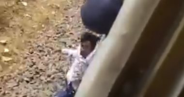 نجا بأعجوبة .. شاب هندى يسقط تحت عجلات القطار أثناء تصويره فيديو "تيك توك"
