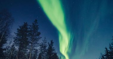 أضواء الشفق القطبى المبهرة تضىء سماء فنلندا باللون الأخضر