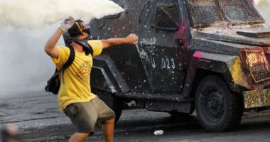 قنابل غاز ومدافع مياه لفض الإحتجاجات فى تشيلى 
