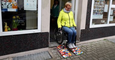 صور.. ألمانية 62 عاما تصنع مصاعد من الليجو للمعاقين 