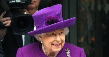 الملكة اليزابيث مشرقة باللون الأرجوانى..وهذا تعليقها على أطفال ارتدوا تيجان