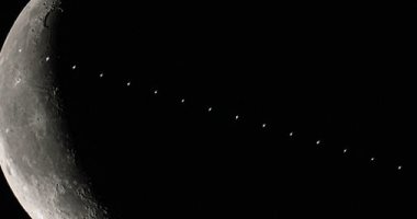 صورة مذهلة للحظة مرور محطة الفضاء الدولية أمام القمر