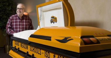 نعش هدية على هيئة حافلة مدرسية لسائق قضى 55 عاما بمهنته بأمريكا
