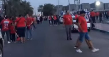 فيديو.. أجواء احتفالية بين جماهير القطبين خارج أسوار محمد بن زايد قبل السوبر