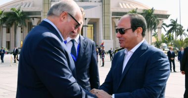 الرئيس السيسي يودع نظيره البيلاروسى بمطار القاهرة
