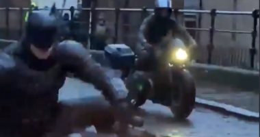Batman طلع فشنك.. حامي جوثام يسقط من على دراجته النارية بالتدريبات..فيديو