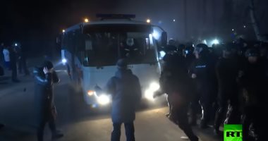 كفاية اللى هما فيه.. الأوكرانيون يهاجمون حافلات العائدين من ووهان