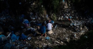 أوضاع مأساوية بمخيم موريا للمهاجرين فى اليونان والأطفال يأكلون من القمامة