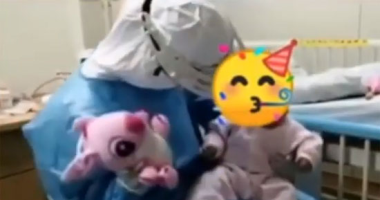 أصغر الناجين من كورونا طفلة 3 أشهر تغادر المستشفى بعد الشفاء بالصين..فيديو