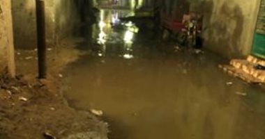 قارئ يشكو انتشار مياه الصرف الصحى بشوارع كفر الحاج داود بالغربية