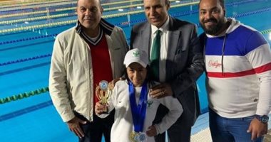 قارئ يشارك بصورة ابنته بعد حصولها على أفضل سباحة فى بطولة المنطقة ببورسعيد