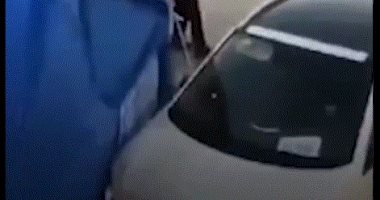 رجل يقتحم نقطة تفتيش مكافحة كورونا بسيارته بعد رفضهم زيارة عائلته.. فيديو
