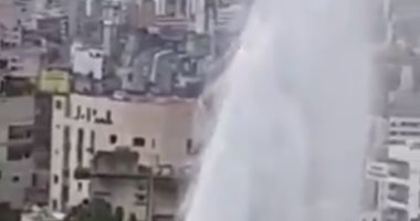 المياه وصلت السحاب.. انفجار ماسورة فى لبنان تحول الشوارع لشواطئ.. فيديو وصور
