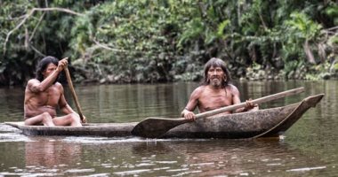 قبيلة فى غابات الأمازون يعيش أفرادها عرايا ويصطادون بالرماح.. صور 