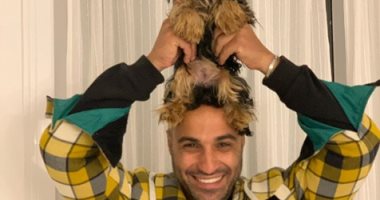 أحمد فهمى يحمل كلبته "زيزى" على رأسه.. وهنا الزاهد: "عائلتى المفضلة"