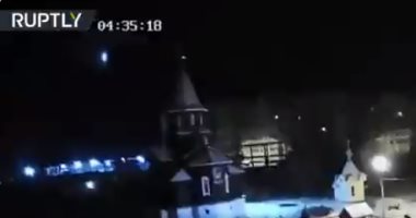 لقطات تظهر لحظة سقوط جسم غامض متوهج من السماء في مدينة روسية