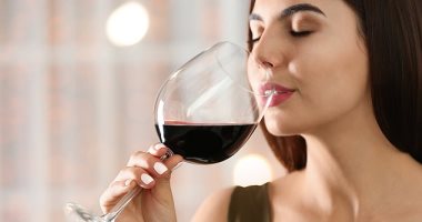دراسات تؤكد : النساء يتجهن إلى الكحول للتعامل مع الإجهاد الوبائي