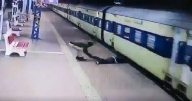 "لسه عنده عمر" رجل هندي ينجو من الموت تحت القطار فى آخر لحظة.. فيديو
