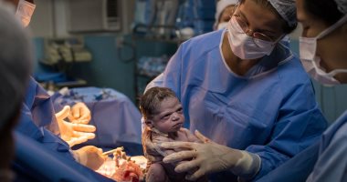 "صورة بمليون جنيه".. طفلة تنظر بوجه غاضب لممرضة بعد ولادتها فى البرازيل