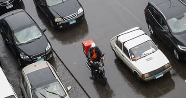 المرور: متابعة لحركة السيارات بالطرق بعد هطول الأمطار ورصد لأماكن تجمعات المياه
