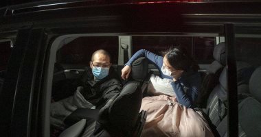 بطولات فى مواجهة كورونا.. زوجان يقضيان شهرًا بالشارع لعلاج مصابى الفيروس بالصين
